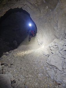Foto aus „Black Hole Trail – Enduro unter Tage“