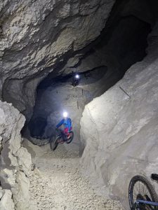 Foto aus „Black Hole Trail – Enduro unter Tage“